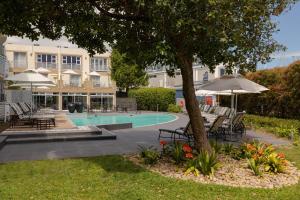 克尼斯纳普罗蒂亚万豪Protea酒店的一个带躺椅和遮阳伞的度假游泳池