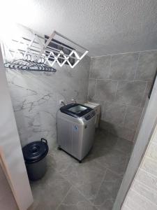 内瓦Encantador y Confortable Apartamento的小型浴室设有洗衣机和烘干机