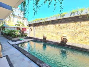 库塔Kamandaka的砖墙前的游泳池