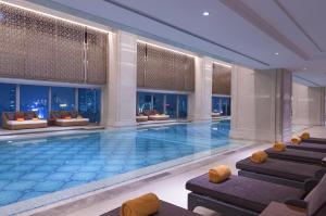 武汉武汉汉口喜来登大酒店 - 来看看武汉的故事的享有城市景观的酒店游泳池