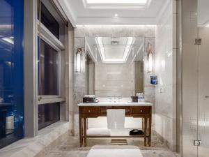 武汉武汉汉口喜来登大酒店 - 来看看武汉的故事的一间带水槽和镜子的浴室