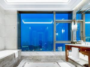武汉武汉汉口喜来登大酒店 - 来看看武汉的故事的带浴缸的浴室和大窗户