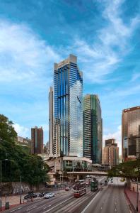 香港香港JW万豪酒店的一座有高楼和汽车的城市