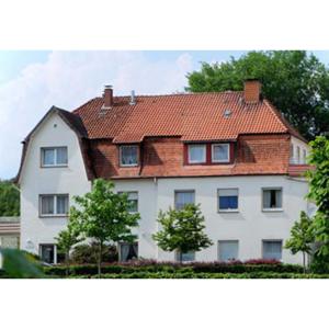 霍恩-巴特迈恩贝格Haus am See的一座大型白色房屋,设有红色屋顶