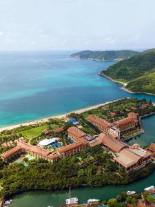 三亚三亚亚龙湾瑞吉度假酒店（一山一海一庄园）的水体上度假村的空中景观