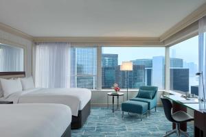 香港香港JW万豪酒店的酒店客房设有一张床和一个大窗户
