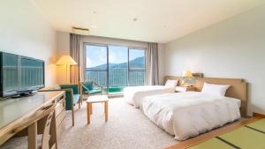 下吕市Ooedo Onsen Monogatari Premium Gero Shinkan的酒店客房设有两张床和一台平面电视。