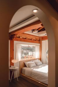 庆州StayAnGim的一间卧室配有一张带窗户和桌子的床