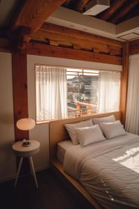 庆州StayAnGim的一间卧室设有一张床和一个窗口