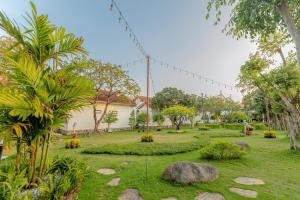 宁平Hoa Lu Garden Resort的庭院里树木和岩石林立的公园