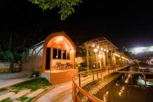 宁平Hoa Lu Garden Resort的一座晚上有水池的建筑