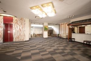 Itako新野米酒店的大堂设有大房间,设有 ⁇ 板地板