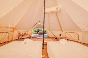 Ban Tha ChangChavallee Campground的帐篷内的帐篷内的帐篷,配有两张床