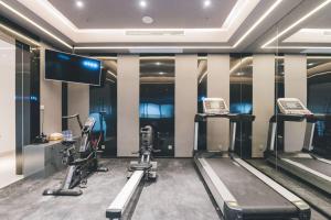 无锡无锡东亭博乐诗亚朵酒店的健身房设有跑步机和平面电视