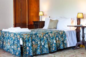 戈韦阿The Big House-grand comfort at Serra da Estrella的一间卧室配有一张带蓝白色毯子的床