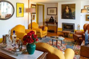 戈韦阿The Big House-grand comfort at Serra da Estrella的客厅配有黄色椅子和桌子