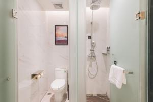 无锡无锡东亭博乐诗亚朵酒店的带淋浴和卫生间的白色浴室