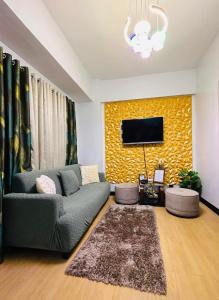 CaintaCerevic的客厅配有沙发和墙上的电视