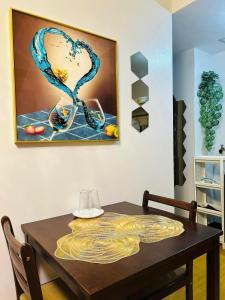 CaintaCerevic的餐桌,墙上挂着绘画
