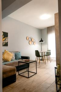 亚历山德鲁波利斯Centro Alexandroupolis的客厅配有沙发和桌子