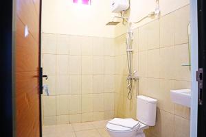 MendutPerta Prana Amarta的一间带卫生间和水槽的浴室