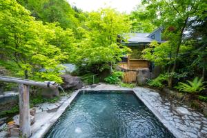日光Hacho no Yu的一座房子后院的游泳池