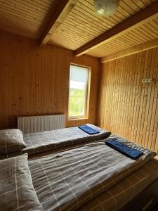 布克维Котеджі Зоряне Небо的木间设有两张床,设有窗户