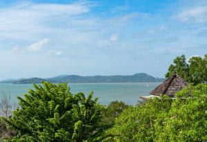 普吉镇The Westin Siray Bay Resort & Spa, Phuket的享有大水体和房屋的景色