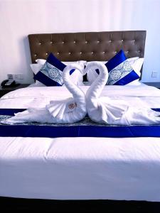 西哈努克东方酒店的两件天鹅绒服,看起来像是在床上吻