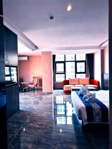 西哈努克东方酒店的酒店客房设有床和客厅。