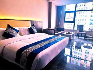西哈努克东方酒店的酒店客房设有一张床和一个大窗户