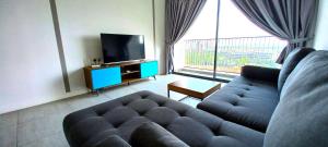 雪邦Bell Suites by Salaam Suites, Sepang的带沙发和平面电视的客厅