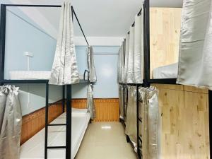 河江Majestic Hostel - Tour & Motorbike Rental的客房设有三张双层床和一扇窗户。