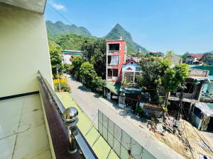 河江Majestic Hostel - Tour & Motorbike Rental的从大楼的阳台上可欣赏到街道景色
