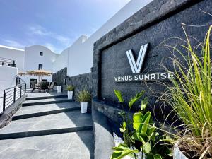 VourvoúlosVenus Sunrise Suites & Villas的墙上日出V别墅的标志