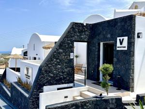VourvoúlosVenus Sunrise Suites & Villas的黑白外墙别墅