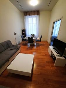 的里雅斯特Appartamento Tergesteo的客厅配有沙发和桌子