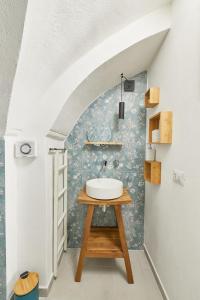 加利波利Romantic Suite的客房内的白色盥洗盆浴室