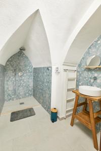 加利波利Romantic Suite的阁楼浴室设有水槽和淋浴。