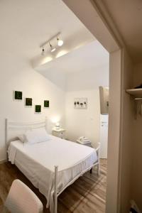 塔兰托B&B Casa Alinella, Happy and Sustainable Hospitality的卧室配有白色的床和白色天花板