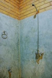 米瑞莎Villa Sol的带淋浴的浴室