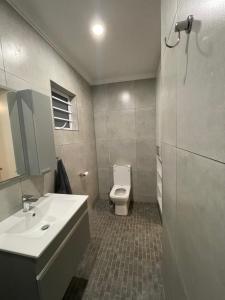 开普敦De Tuin Accommodation的浴室配有白色水槽和卫生间。