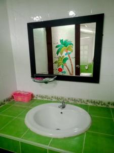 坤西育府บ้านนารีสอร์ท的浴室设有白色水槽和镜子