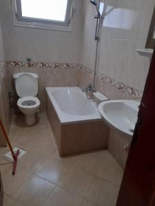 马特鲁港برج قصر السعد خلف فندق الفرسان مباشره的带浴缸、卫生间和盥洗盆的浴室