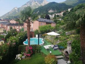 瓦尔玛德雷拉Relais Garden Lecco的一个带游泳池和山脉的度假胜地