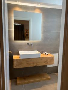 奥诺斯Majestic Mykonos的浴室设有白色水槽和镜子