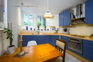 巴特温普芬Casa Wimpina - geschmackvolles Appartement im Herzen der Altstadt的厨房配有蓝色橱柜和木桌