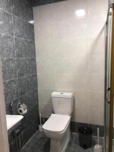 苏姆盖特VIP апартамент的浴室配有白色卫生间和盥洗盆。