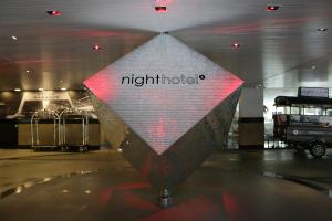 曼谷Night Hotel Bangkok - Sukhumvit 15的行李房的正确订单