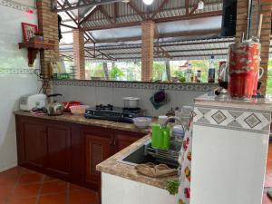 芹苴Đông's Garden Home的厨房配有水槽和台面